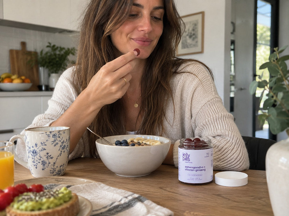 Mujer desayunando y tomando una gominola de ashwagandha de Jelly Pills por la mañana