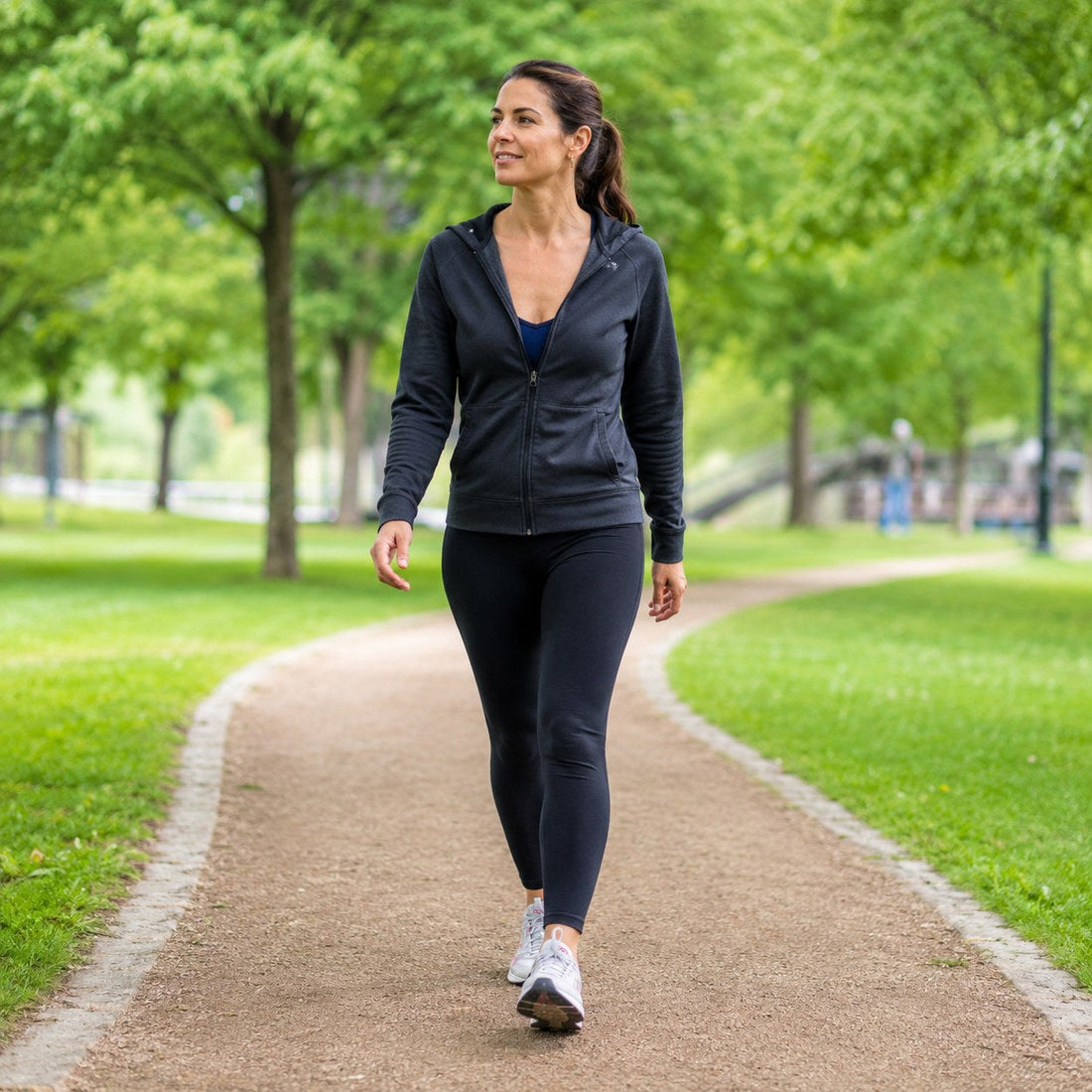 Mujer caminando por un parque como parte de sus hábitos saludables diarios
