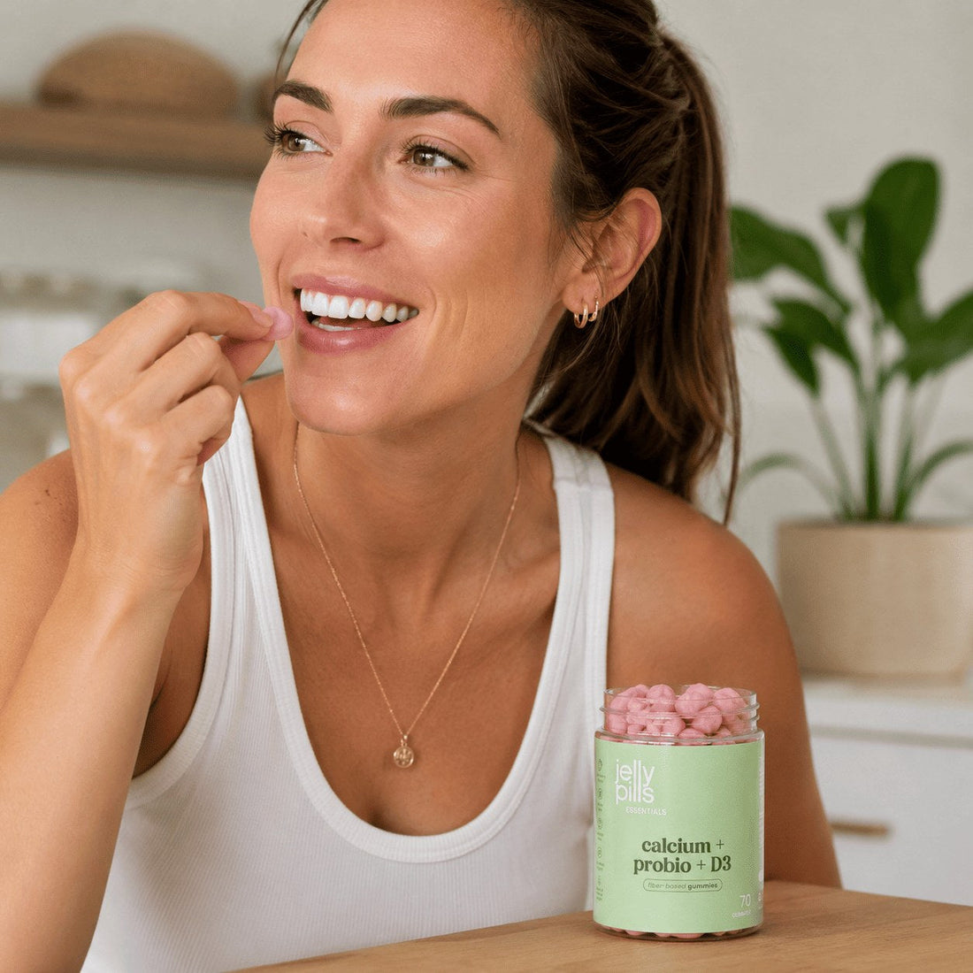 Mujer tomando una gominola de Jelly Pills como parte de su rutina de autocuidado